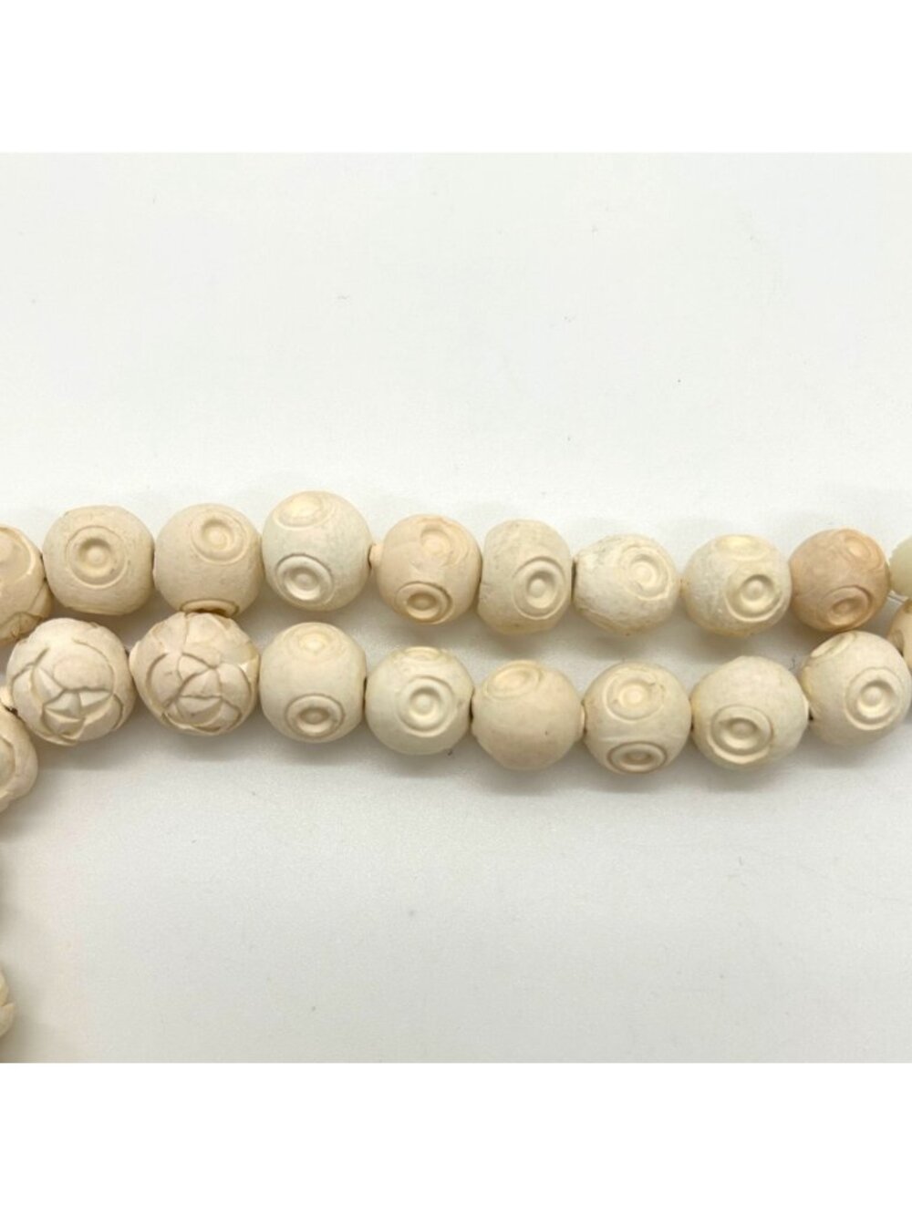 Vintage Carved Celluloid Bead Necklace With Floral & Swirl Designs In Cream Ivor - Picture 6 of 12